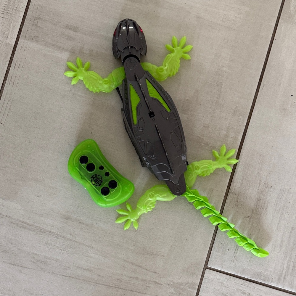 Hex Bots Remote Control Reptile Lizard Toy - Green and Black